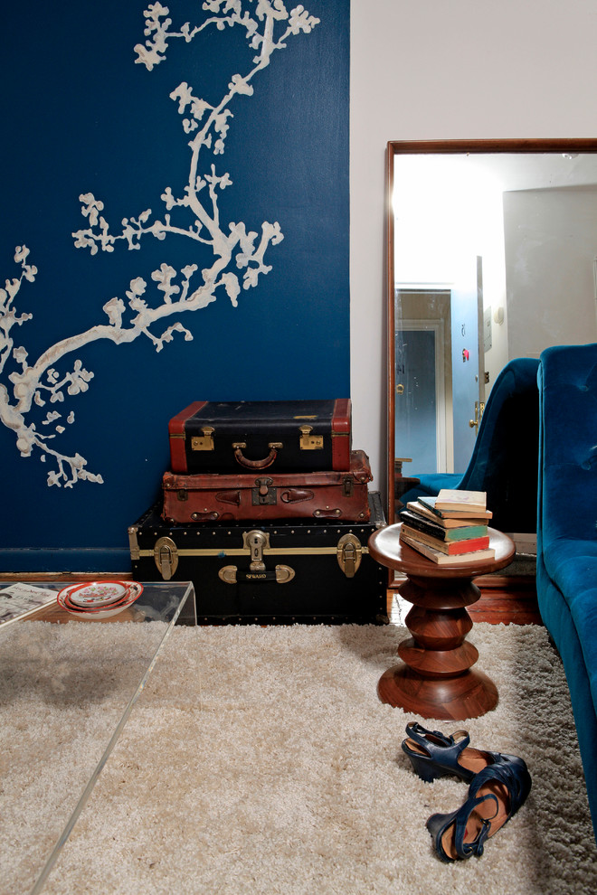 Cette photo montre une petite salle de séjour tendance fermée avec un mur bleu, parquet foncé, aucun téléviseur et aucune cheminée.