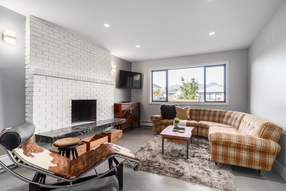 Свежая идея для дизайна: изолированная гостиная комната среднего размера в стиле фьюжн с серыми стенами, полом из керамической плитки, стандартным камином, фасадом камина из кирпича, телевизором на стене и серым полом - отличное фото интерьера