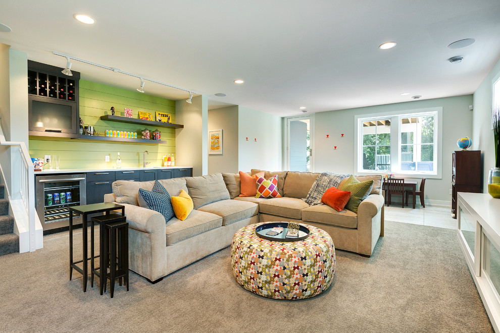На фото: гостиная комната в современном стиле с домашним баром, ковровым покрытием и разноцветными стенами