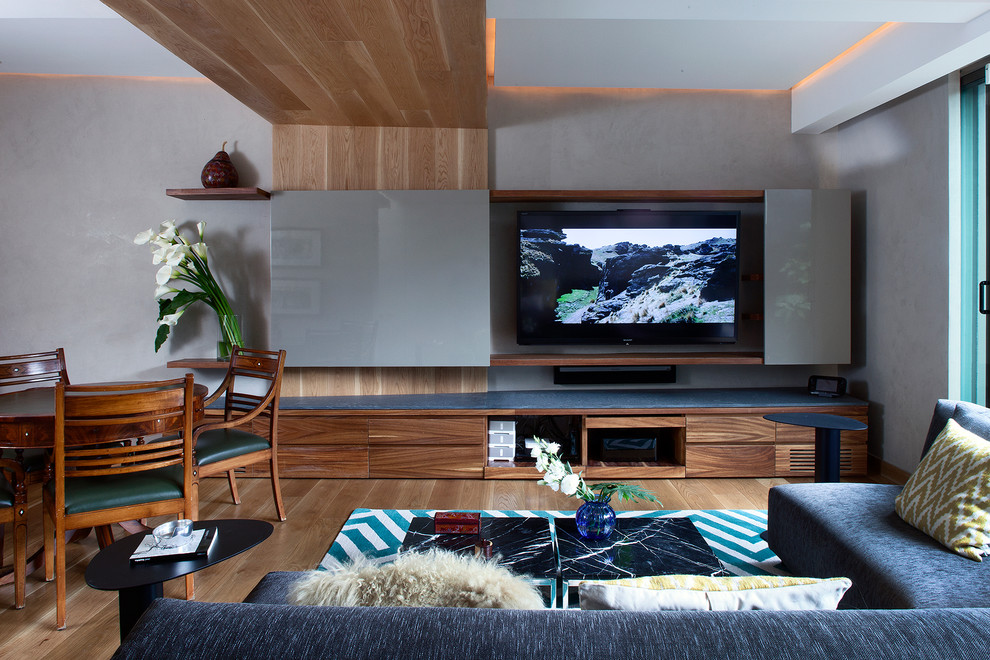 Пример оригинального дизайна: гостиная комната в современном стиле с скрытым телевизором