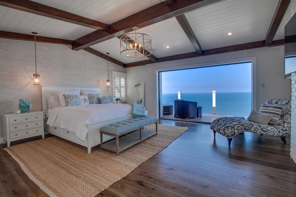 На фото: большая спальня в морском стиле с светлым паркетным полом и серым полом