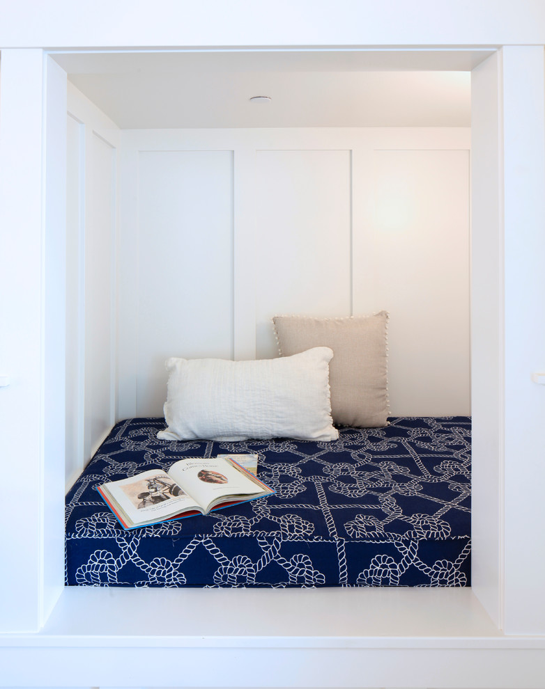 Immagine di un soggiorno classico di medie dimensioni e aperto con pavimento in legno massello medio, porta TV ad angolo e pareti bianche