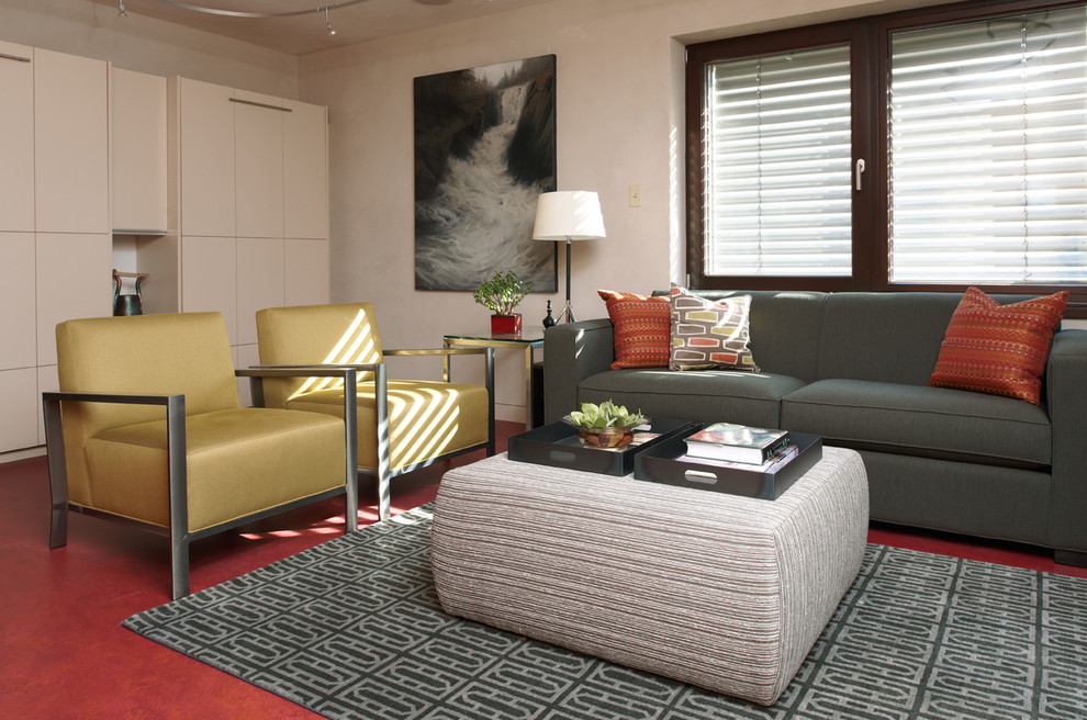 Свежая идея для дизайна: изолированная гостиная комната среднего размера в современном стиле с белыми стенами, полом из ламината и красным полом без камина, телевизора - отличное фото интерьера
