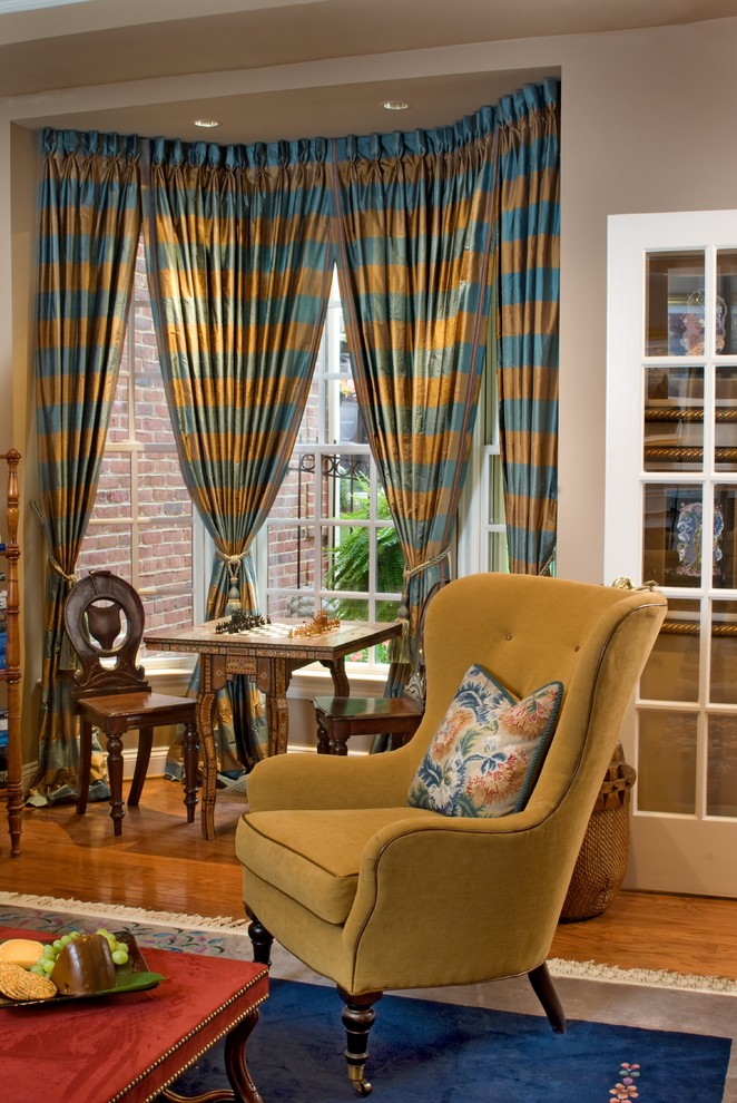 Foto de sala de estar tradicional con paredes beige y suelo de madera en tonos medios
