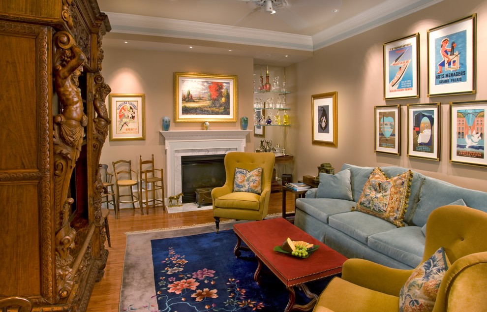 Ispirazione per un soggiorno design con pareti beige, pavimento in legno massello medio, camino classico e tappeto