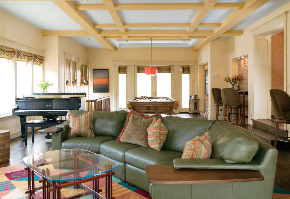 Imagen de sala de estar clásica grande con suelo marrón, paredes beige, suelo de madera oscura, todas las chimeneas, marco de chimenea de piedra y alfombra