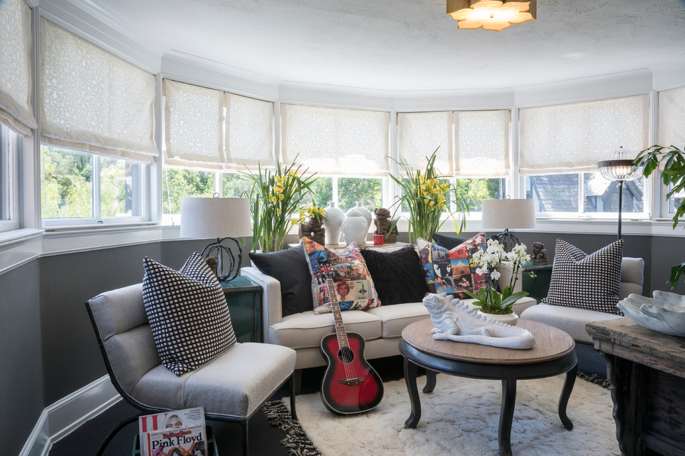 Modelo de sala de estar con rincón musical cerrada clásica renovada con paredes grises, moqueta y suelo negro
