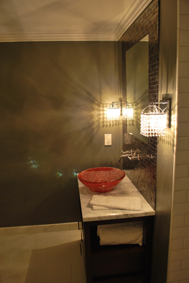 デトロイトにあるコンテンポラリースタイルのおしゃれなトイレ・洗面所の写真