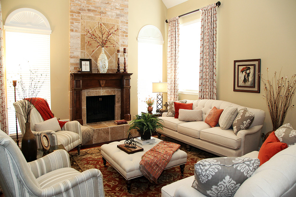 Imagen de sala de estar abierta tradicional con paredes beige, suelo de madera oscura, todas las chimeneas y marco de chimenea de baldosas y/o azulejos