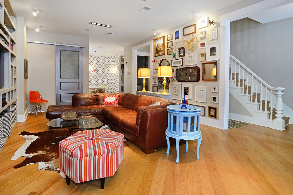 Stilmix Wohnzimmer ohne Kamin mit grauer Wandfarbe und braunem Holzboden in New York
