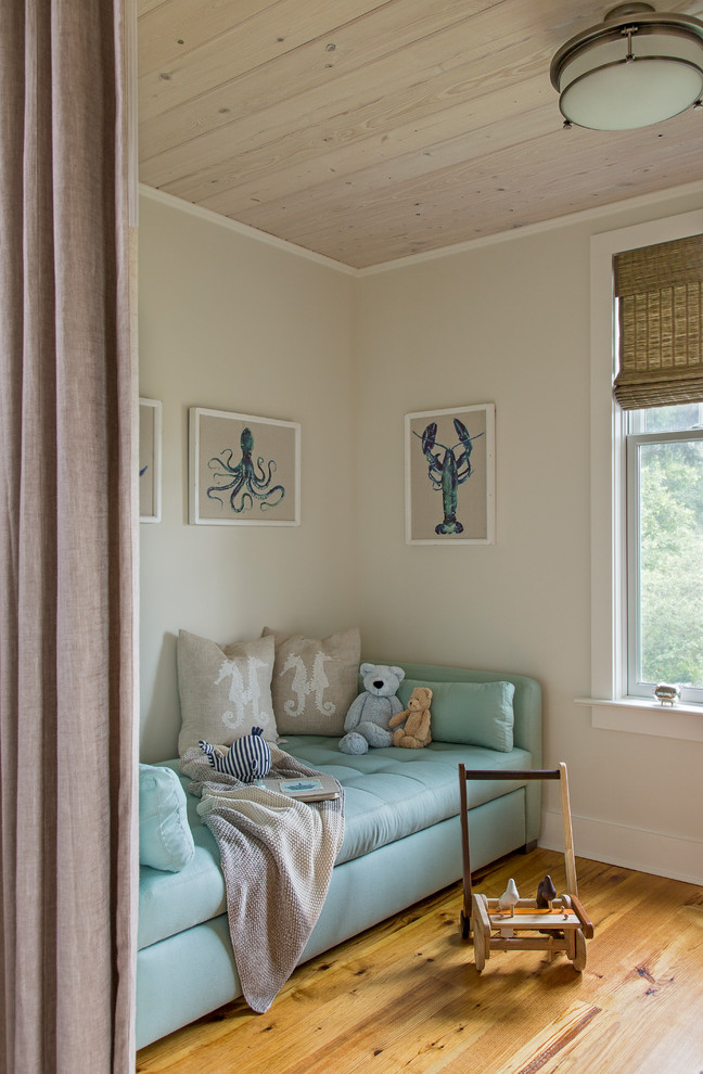 Esempio di un piccolo soggiorno stile marinaro chiuso con pareti bianche e pavimento in legno massello medio