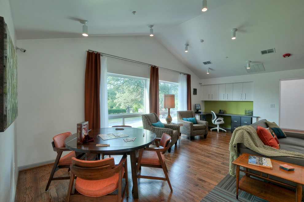 Immagine di un grande soggiorno moderno aperto con pareti bianche e pavimento in legno massello medio