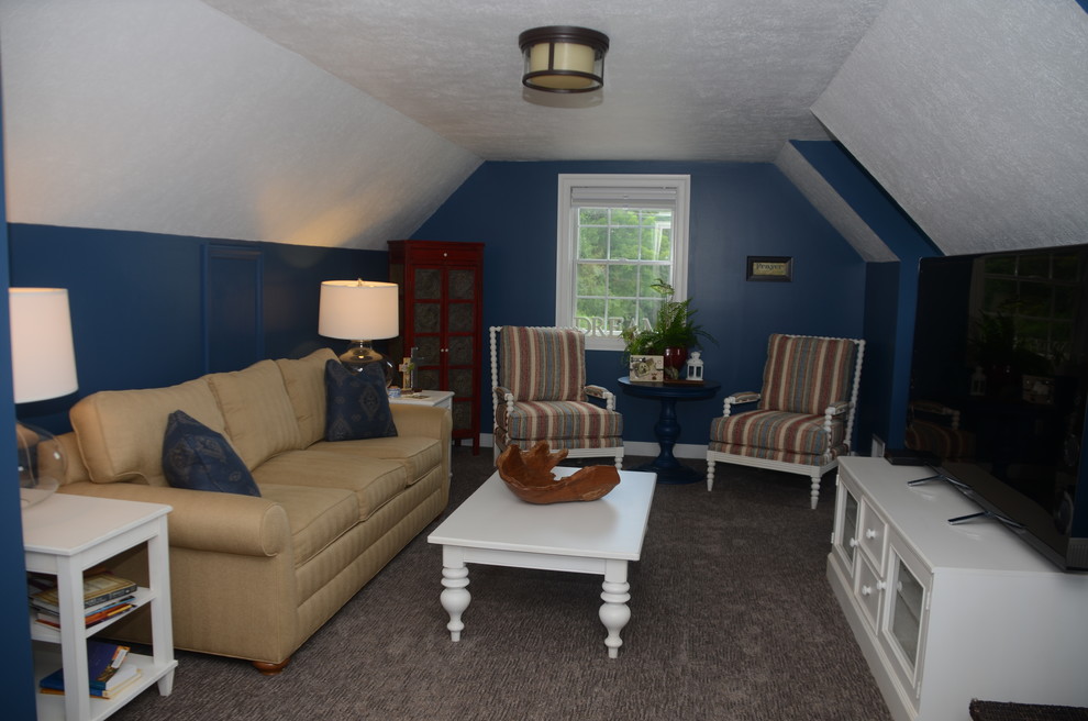 Cette photo montre une salle de séjour nature de taille moyenne et fermée avec un mur bleu, moquette, aucune cheminée et un téléviseur indépendant.