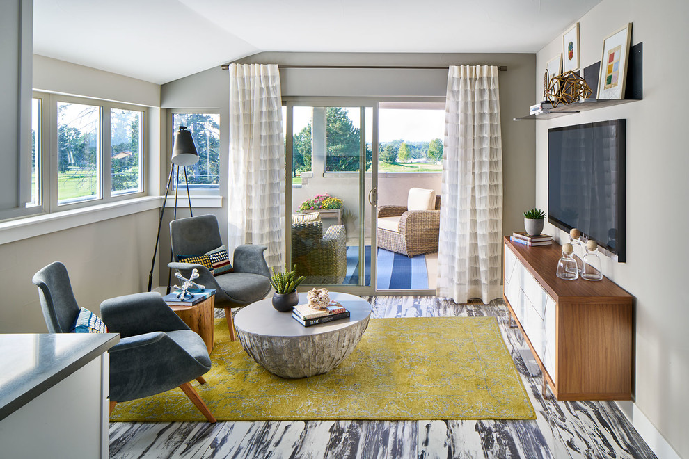 Kleines Modernes Wohnzimmer ohne Kamin, im Loft-Stil mit beiger Wandfarbe und TV-Wand in Denver