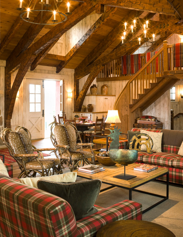 Ejemplo de sala de estar abierta rústica grande con paredes blancas y suelo de madera en tonos medios