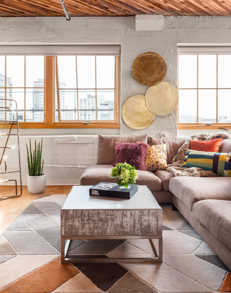 Foto de sala de estar abierta industrial de tamaño medio sin chimenea con paredes blancas, suelo de madera en tonos medios, televisor independiente y suelo marrón