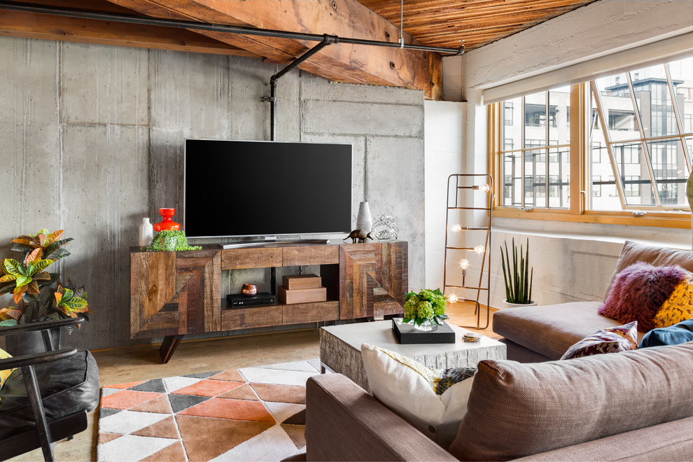 Ejemplo de sala de estar abierta urbana de tamaño medio sin chimenea con paredes blancas, suelo de madera en tonos medios, televisor independiente y suelo marrón