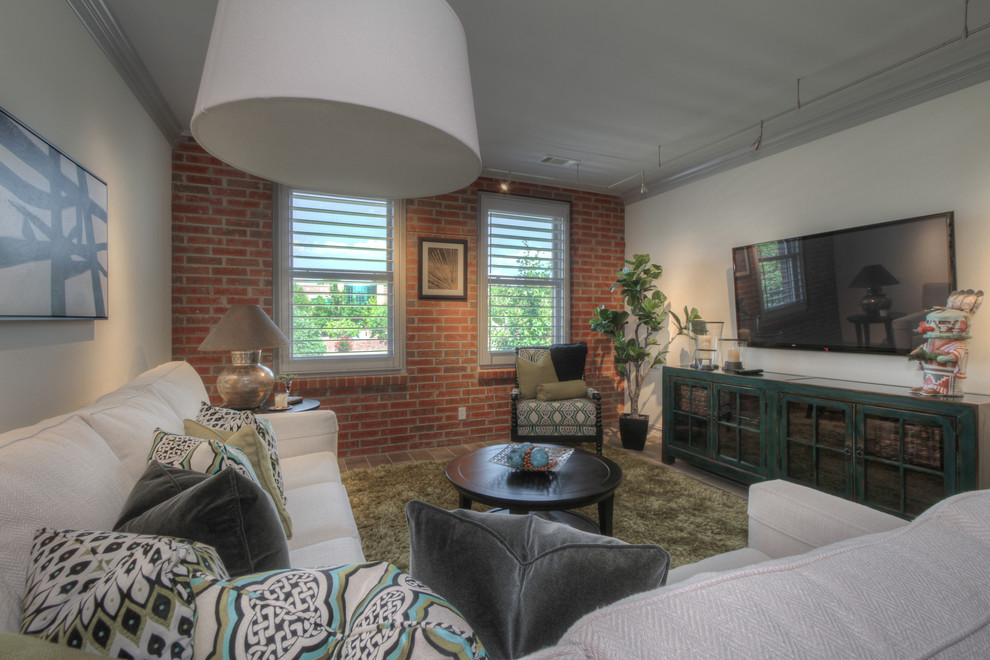 Mittelgroßes, Abgetrenntes Eklektisches Wohnzimmer ohne Kamin mit weißer Wandfarbe, TV-Wand und braunem Boden in Sonstige