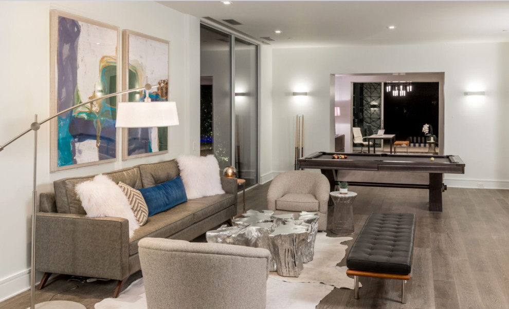 Foto di un grande soggiorno moderno con sala giochi, pareti bianche, pavimento in legno massello medio e pavimento marrone