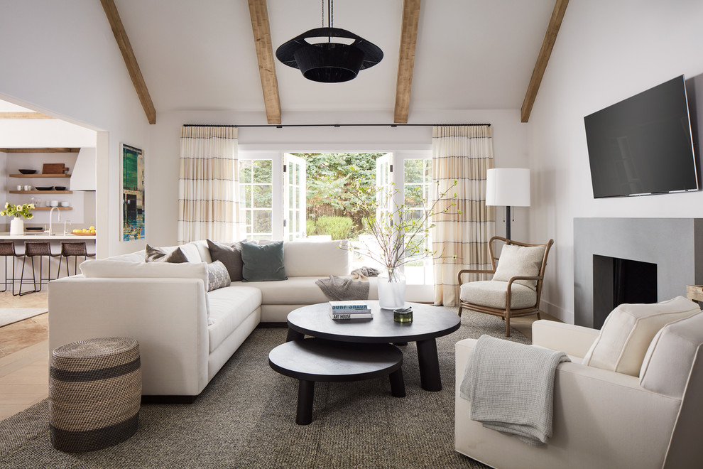 Стильный дизайн: открытая гостиная комната среднего размера в морском стиле с белыми стенами, светлым паркетным полом, стандартным камином, фасадом камина из бетона и телевизором на стене - последний тренд