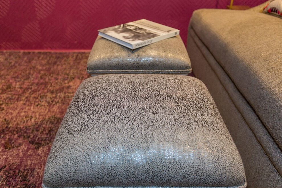 Immagine di un soggiorno minimal con pareti rosa e moquette