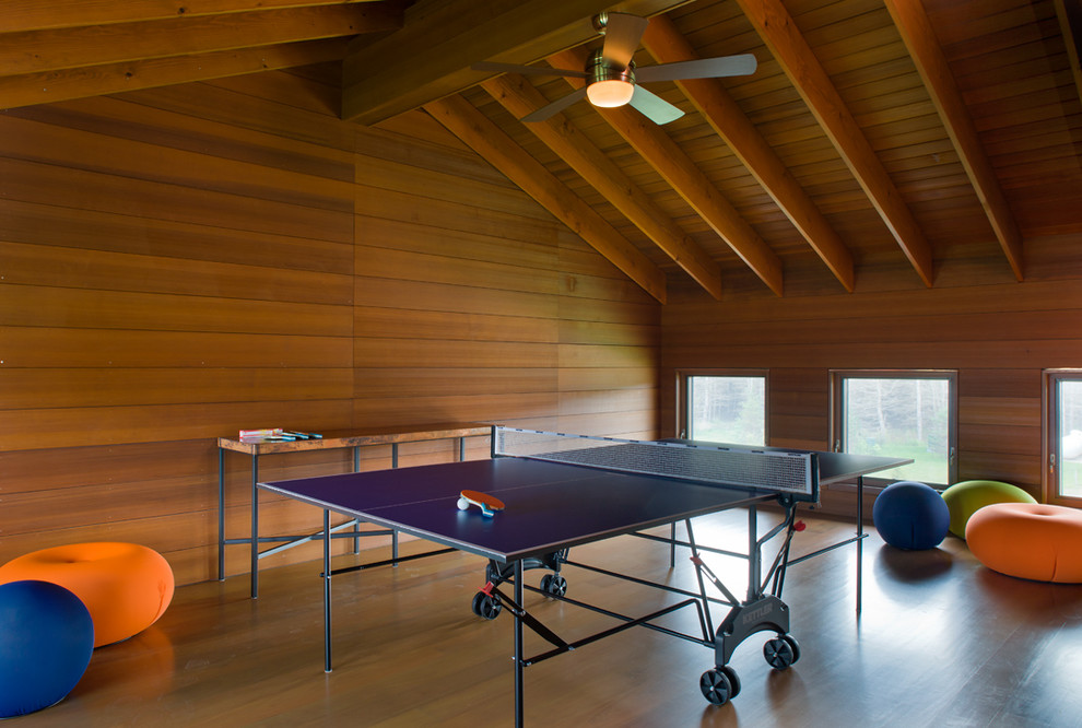 Idee per un soggiorno contemporaneo chiuso con sala giochi e pavimento in legno massello medio