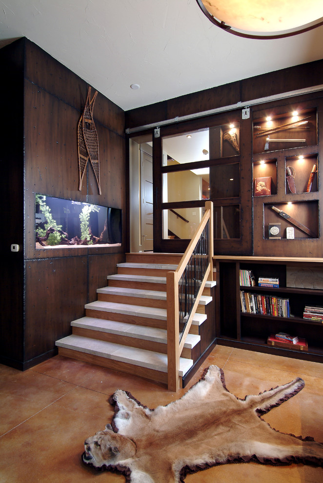 グランドラピッズにある小さなトラディショナルスタイルのおしゃれな独立型ファミリールーム (茶色い壁、スレートの床) の写真