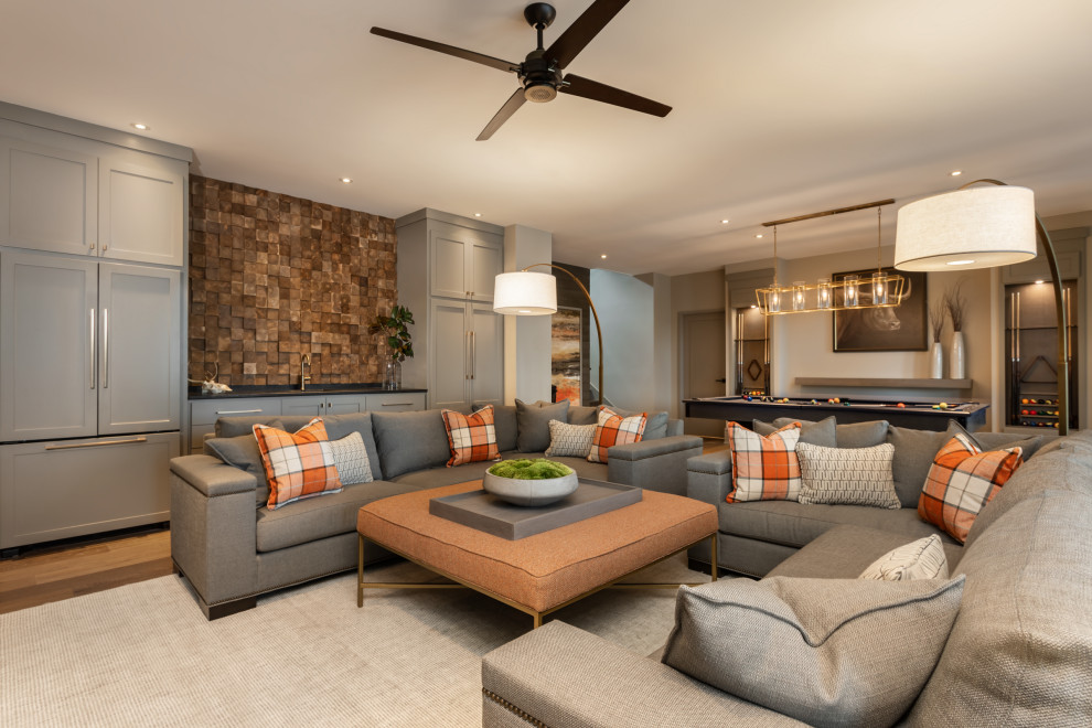 Diseño de sala de estar abierta clásica renovada con paredes beige, suelo de madera en tonos medios, suelo marrón y madera