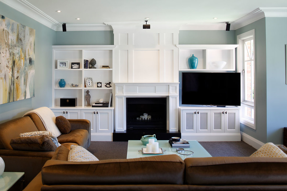 Foto di un grande soggiorno classico chiuso con pareti blu, moquette, porta TV ad angolo e pavimento marrone