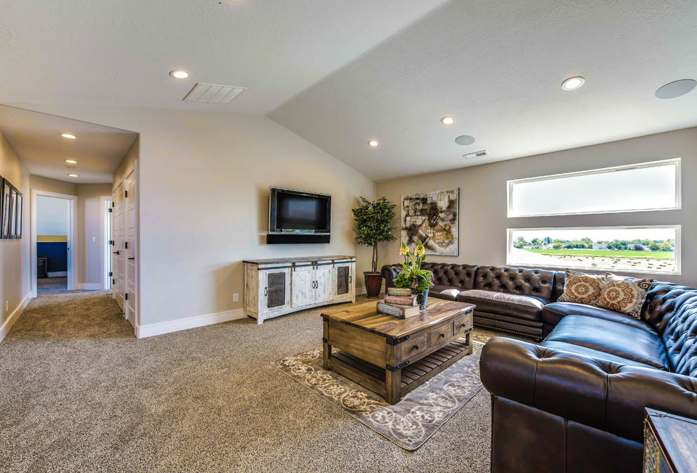 Diseño de sala de estar abierta actual grande sin chimenea con paredes grises, moqueta, televisor colgado en la pared y suelo marrón