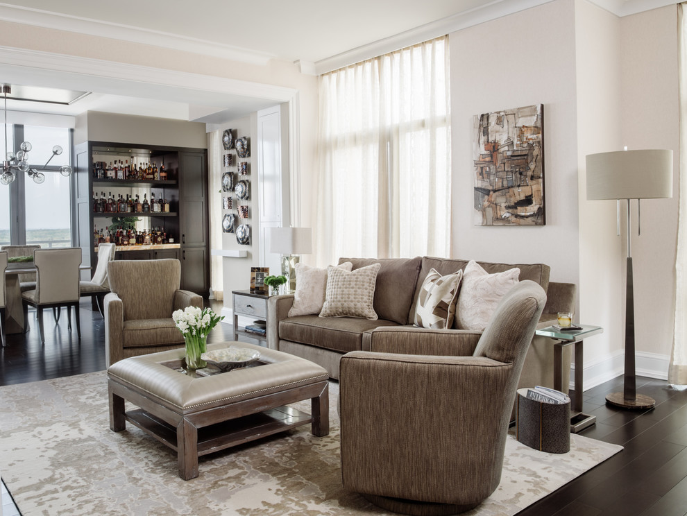 Diseño de sala de estar abierta contemporánea de tamaño medio sin chimenea con paredes beige, suelo de madera oscura y suelo marrón