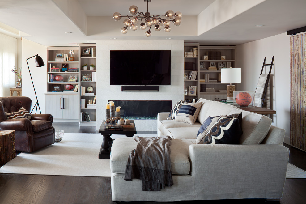 Immagine di un soggiorno contemporaneo aperto con libreria, pareti beige, parquet scuro, camino lineare Ribbon, TV a parete e tappeto