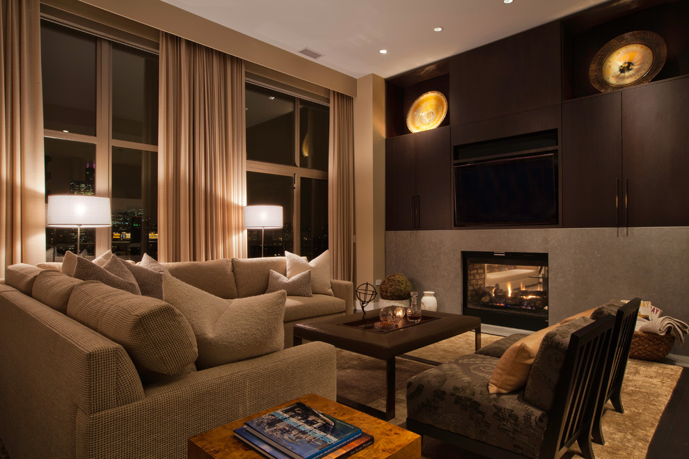 Aménagement d'une salle de séjour contemporaine avec un mur beige, parquet foncé, une cheminée double-face, un téléviseur encastré et un sol beige.