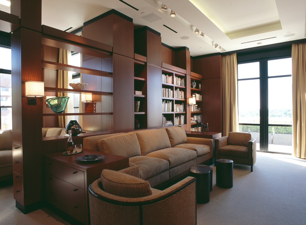 Imagen de sala de estar con biblioteca cerrada actual grande con paredes marrones, moqueta, todas las chimeneas, marco de chimenea de metal y pared multimedia