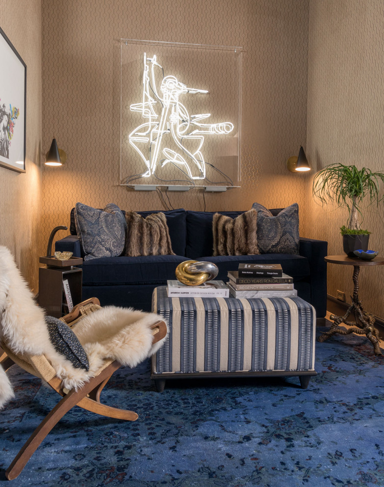 Imagen de sala de estar cerrada contemporánea sin chimenea con paredes beige, suelo de madera clara, televisor retractable, suelo beige y papel pintado