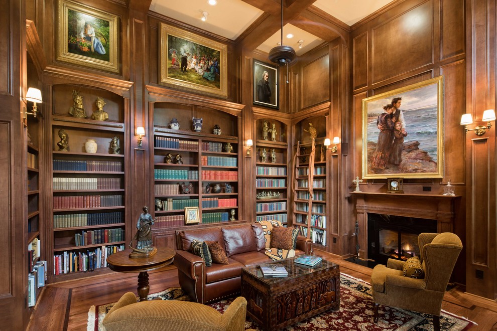 Modelo de sala de estar con biblioteca cerrada tradicional sin televisor con paredes marrones, suelo de madera oscura, todas las chimeneas y suelo marrón