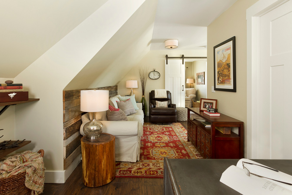 Ejemplo de sala de estar de estilo de casa de campo pequeña con paredes beige, suelo de madera oscura y alfombra