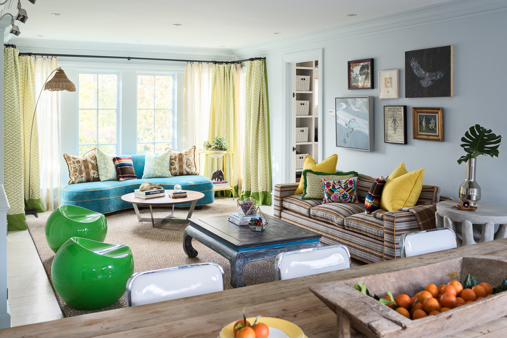 Mittelgroßes, Offenes Eklektisches Wohnzimmer ohne Kamin mit blauer Wandfarbe, hellem Holzboden und grauem Boden in New York