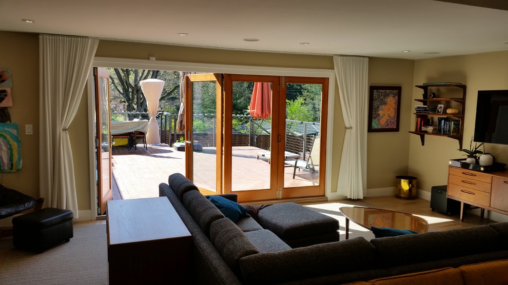 Mittelgroßes, Offenes Modernes Wohnzimmer ohne Kamin mit beiger Wandfarbe, hellem Holzboden, TV-Wand und braunem Boden in San Francisco
