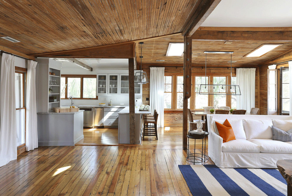 Réalisation d'une salle de séjour design ouverte avec un sol en bois brun.