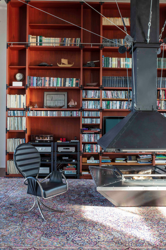 Foto de sala de estar con biblioteca tipo loft escandinava grande sin televisor con paredes blancas, moqueta, chimeneas suspendidas y suelo multicolor