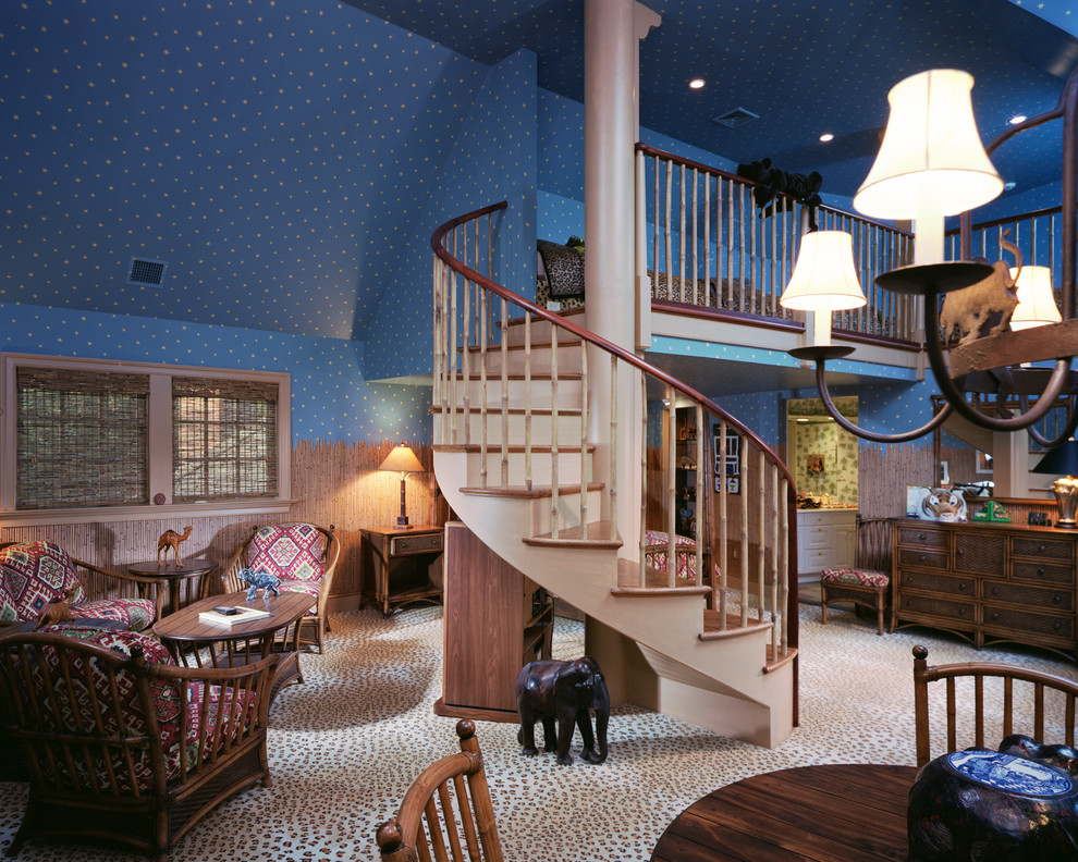Offenes Eklektisches Wohnzimmer mit Teppichboden und bunten Wänden in Philadelphia
