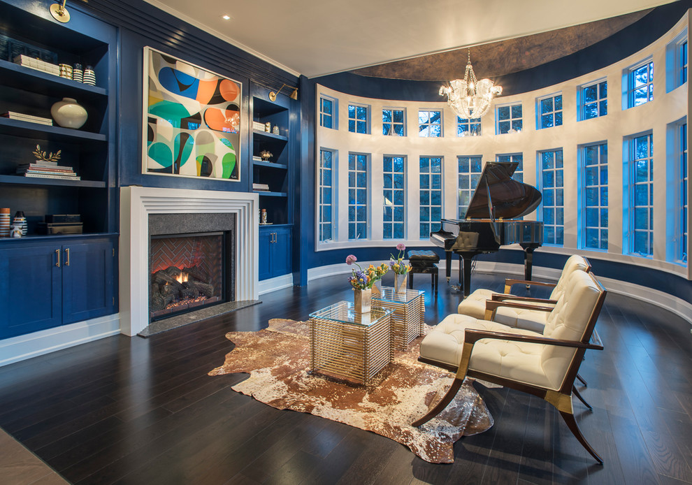 Свежая идея для дизайна: гостиная комната в стиле неоклассика (современная классика) с музыкальной комнатой, синими стенами, темным паркетным полом, стандартным камином и коричневым полом - отличное фото интерьера