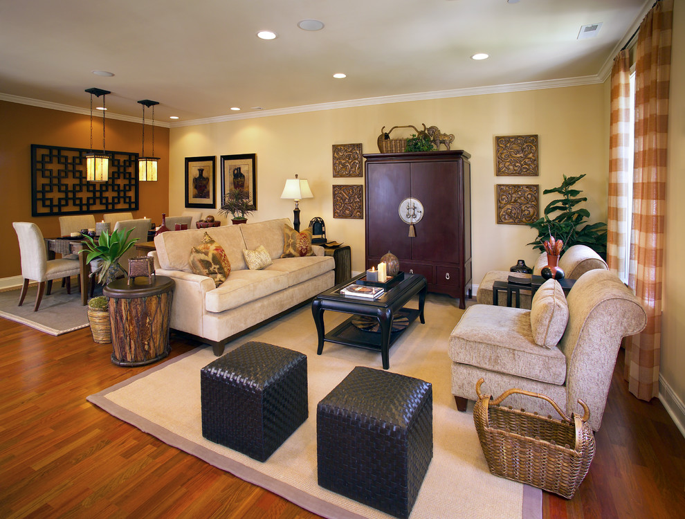 Diseño de sala de estar abierta tradicional renovada con paredes beige, suelo de madera en tonos medios y alfombra