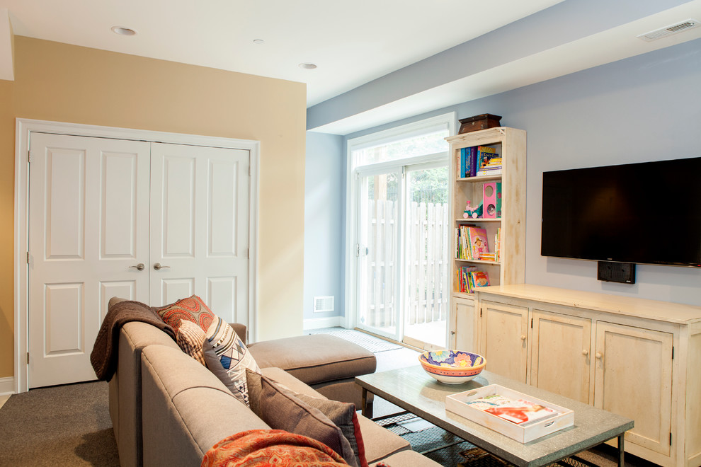 Idée de décoration pour une salle de séjour design de taille moyenne et fermée avec un mur bleu, moquette et un téléviseur fixé au mur.