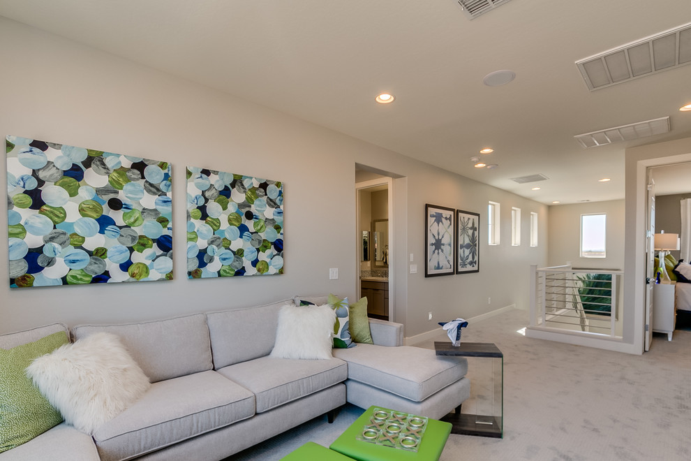 Esempio di un grande soggiorno contemporaneo stile loft con sala giochi, pareti beige, moquette, TV a parete e pavimento beige