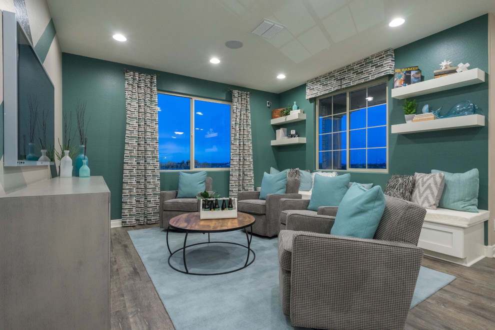 Idée de décoration pour une très grande salle de séjour mansardée ou avec mezzanine design avec salle de jeu, un mur bleu, un sol en bois brun, un téléviseur fixé au mur et un sol gris.