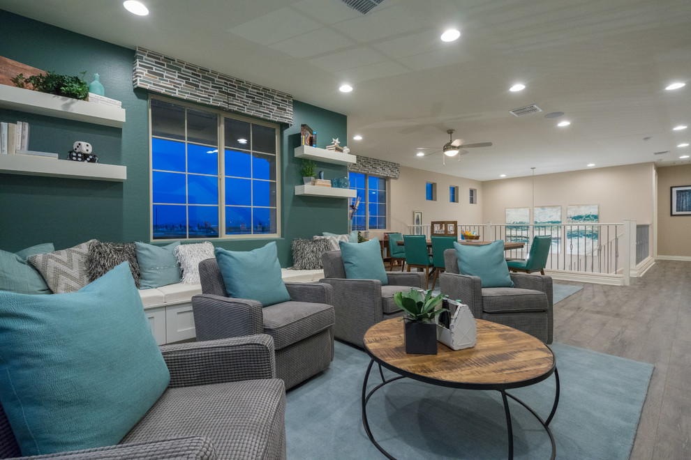 Immagine di un ampio soggiorno contemporaneo stile loft con sala giochi, pareti blu, pavimento in legno massello medio, TV a parete e pavimento grigio