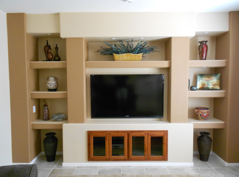 Imagen de sala de estar abierta tradicional renovada grande con paredes beige, suelo de baldosas de cerámica y televisor colgado en la pared