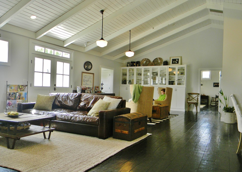Ejemplo de sala de estar abierta de estilo de casa de campo con suelo de madera oscura